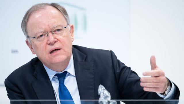 Stephan Weil (SPD), Ministerpräsident von Niedersachsen, spricht in einer Landespressekonferenz. Stephan Weil (SPD), Ministerpräsident von Niedersachsen, spricht in einer Landespressekonferenz.