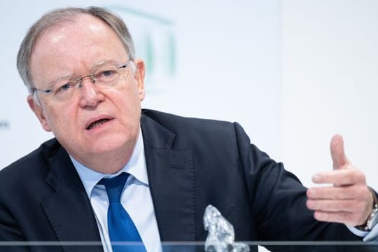 Stephan Weil (SPD), Ministerpräsident von Niedersachsen, spricht in einer Landespressekonferenz.