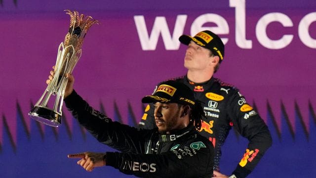 Der britische Mercedes-Pilot Lewis Hamilton feiert seinen Sieg beim Großen Preis von Saudi-Arabien vor dem zweitplatzierten Red-Bull-Piloten Max Verstappen aus den Niederlanden.