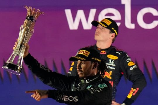 Der britische Mercedes-Pilot Lewis Hamilton feiert seinen Sieg beim Großen Preis von Saudi-Arabien vor dem zweitplatzierten Red-Bull-Piloten Max Verstappen aus den Niederlanden.