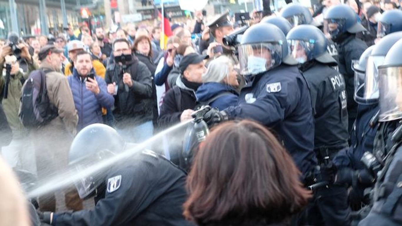 Ein Polizist setzt Pfefferspray gegen Teilnehmer einer Kundgebung von Kritikern der Coronamaßnahmen ein - hier Anfang November in Leipzig.