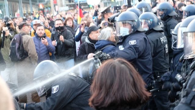 Ein Polizist setzt Pfefferspray gegen Teilnehmer einer Kundgebung von Kritikern der Coronamaßnahmen ein - hier Anfang November in Leipzig. Ein Polizist setzt Pfefferspray gegen Teilnehmer einer Kundgebung von Kritikern der Coronamaßnahmen ein - hier Anfang November in Leipzig.