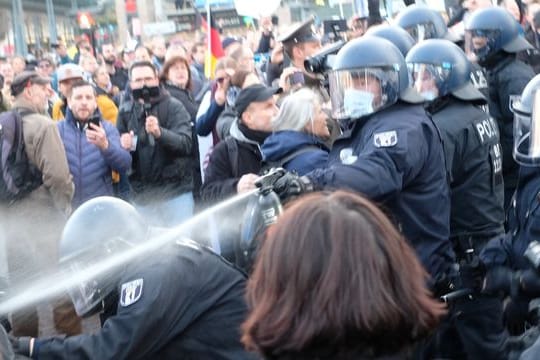 Ein Polizist setzt Pfefferspray gegen Teilnehmer einer Kundgebung von Kritikern der Coronamaßnahmen ein - hier Anfang November in Leipzig.