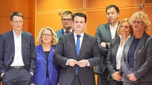 Karl Lauterbach (l-r, SPD), Svenja Schulze (SPD), Wolfgang Schmidt (SPD) , Hubertus Heil (SPD), Lars Klingbeil, Nancy Faeser (SPD), Christine Lambrecht (SPD) stehen bei der Vorstellung der SPD-Minister und -Ministerinnen durch den designierten Bundeskanzler Scholz (SPD), im Willy-Brandt-Haus zusammen.