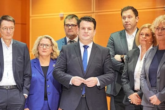 Karl Lauterbach (l-r, SPD), Svenja Schulze (SPD), Wolfgang Schmidt (SPD) , Hubertus Heil (SPD), Lars Klingbeil, Nancy Faeser (SPD), Christine Lambrecht (SPD) stehen bei der Vorstellung der SPD-Minister und -Ministerinnen durch den designierten Bundeskanzler Scholz (SPD), im Willy-Brandt-Haus zusammen.