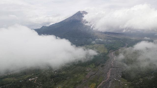 Nach dem Ausbruch des Vulkans Semeru auf der indonesischen Insel Java ist die Zahl der Toten auf 15 gestiegen. Nach dem Ausbruch des Vulkans Semeru auf der indonesischen Insel Java ist die Zahl der Toten auf 15 gestiegen.