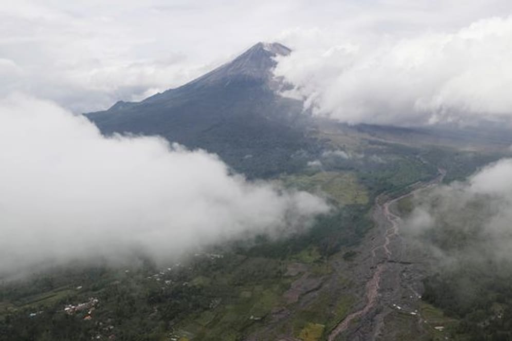 Nach dem Ausbruch des Vulkans Semeru auf der indonesischen Insel Java ist die Zahl der Toten auf 15 gestiegen.