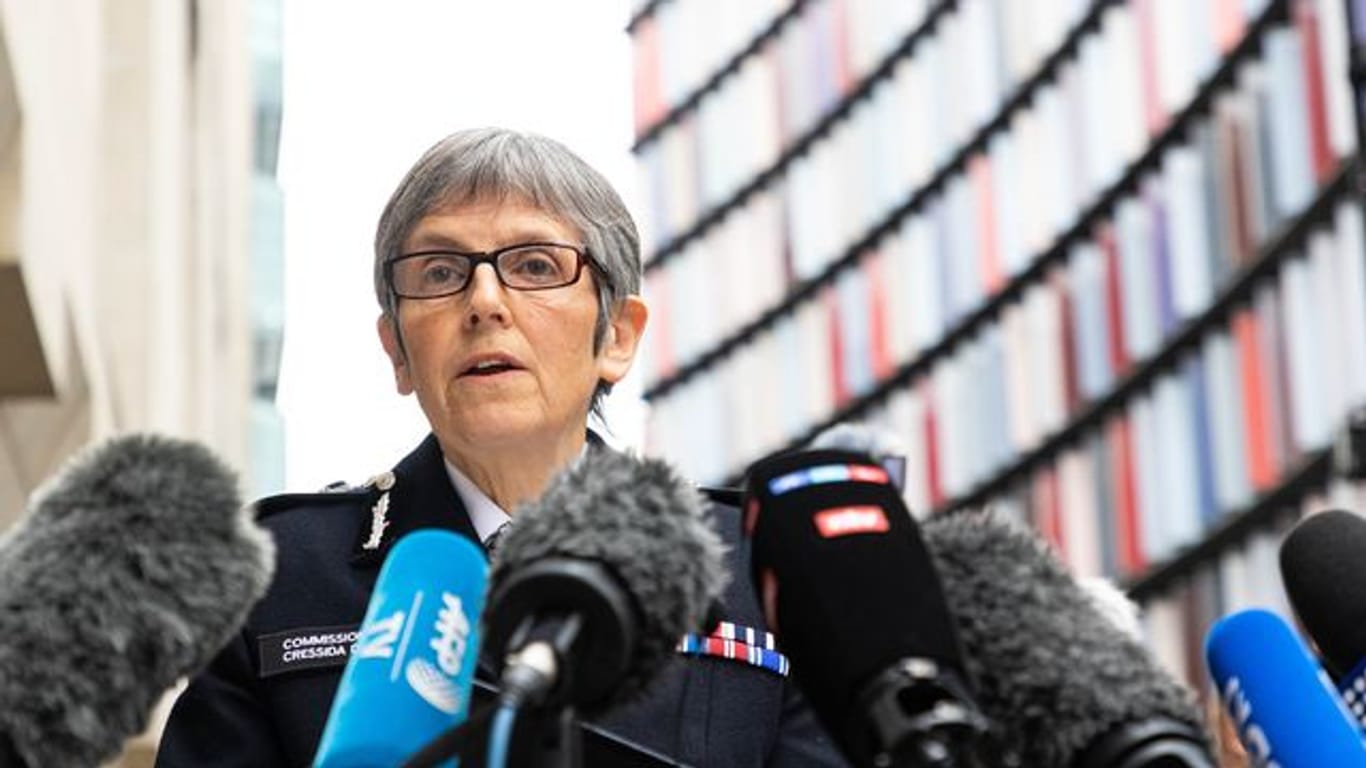 Die britische Polizeipräsidentin Cressida Dick gibt eine Erklärung ab.