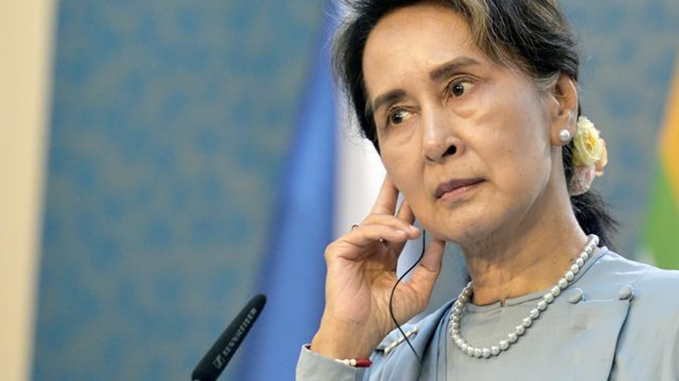 In Myanmar hat ein Gericht die entmachtete Regierungschefin Aung San Suu Kyi zu vier Jahren Haft verurteilt.