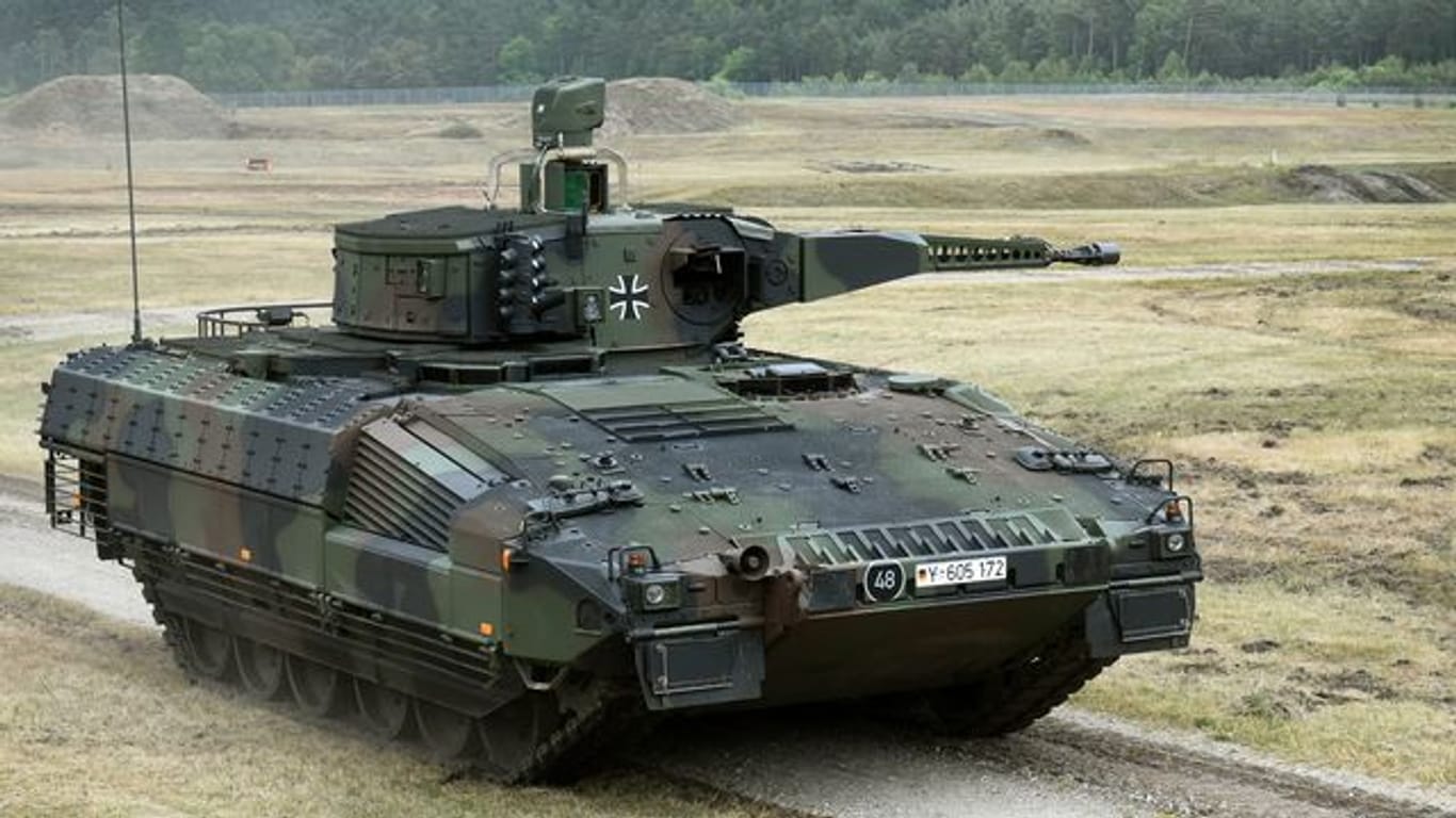 Ein Schützenpanzer vom Typ Puma wird auf dem Erprobungsgelände des Unternehmens Rheinmetall in der Lüneburger Heide vorgestellt.