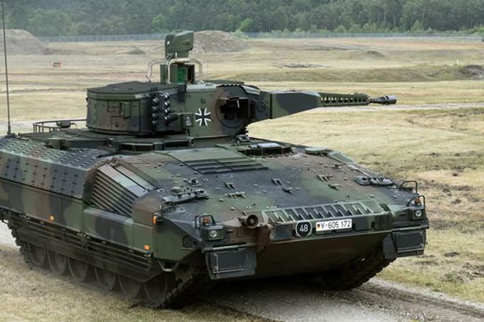 Ein Schützenpanzer vom Typ Puma wird auf dem Erprobungsgelände des Unternehmens Rheinmetall in der Lüneburger Heide vorgestellt.