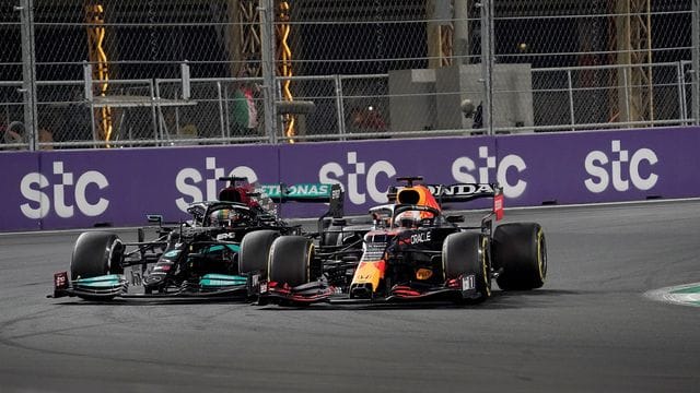 Lewis Hamilton (l) und Max Verstappen liefern sich einen harten Kampf um die WM-Krone.