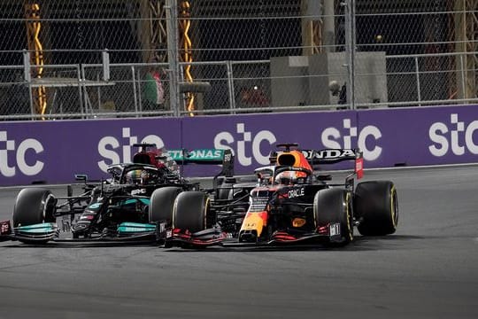 Lewis Hamilton (l) und Max Verstappen liefern sich einen harten Kampf um die WM-Krone.