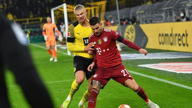 Bayern-Profi Lucas Hernández (r) hat wieder Spaß an seinem Job.