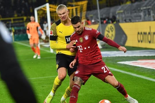 Bayern-Profi Lucas Hernández (r) hat wieder Spaß an seinem Job.