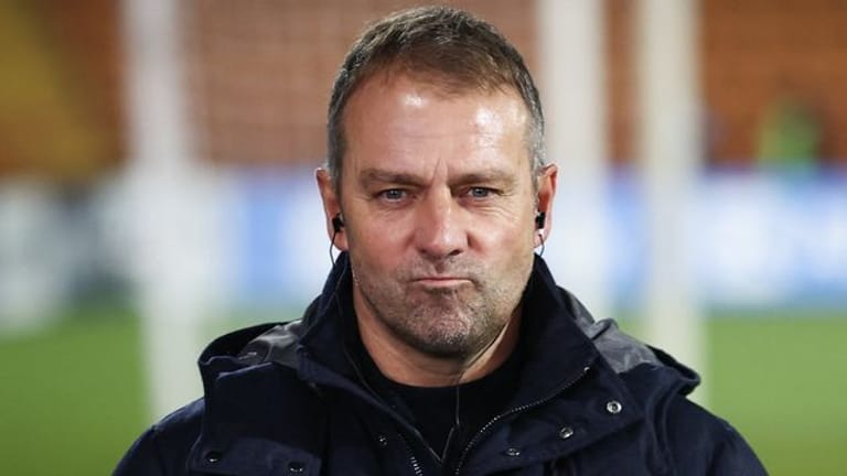 Bundestrainer Hansi Flick verfolgt die Nations-League-Auslosung aus der Ferne.