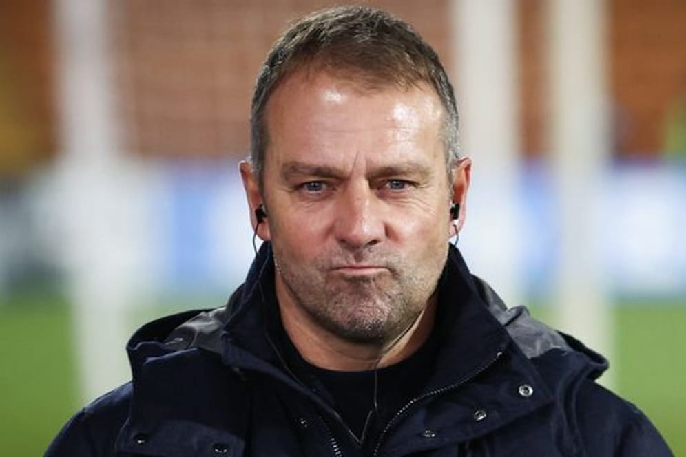 Bundestrainer Hansi Flick verfolgt die Nations-League-Auslosung aus der Ferne.