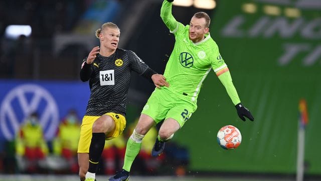 Maximilian Arnold (r) hat die sportlichen Probleme des VfL Wolfsburg in dieser Saison auch mit dem Trainerwechsel im Sommer erklärt.