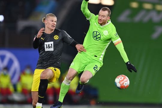 Maximilian Arnold (r) hat die sportlichen Probleme des VfL Wolfsburg in dieser Saison auch mit dem Trainerwechsel im Sommer erklärt.