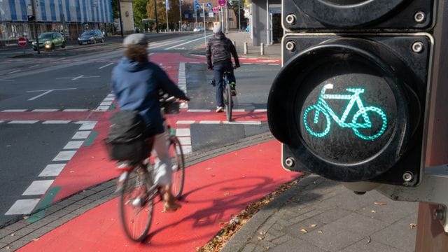 Fahrradfahrende sollten sich auf den Verkehr konzentrieren.