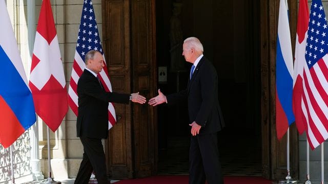Der russische Präsident Wladimir Putin (l) und US-Präsident Joe Biden schütteln sich die Hände bei ihrem jüngsten Treffen in der 'Villa la Grange' in Genf. Der russische Präsident Wladimir Putin (l) und US-Präsident Joe Biden schütteln sich die Hände bei ihrem jüngsten Treffen in der 'Villa la Grange' in Genf.