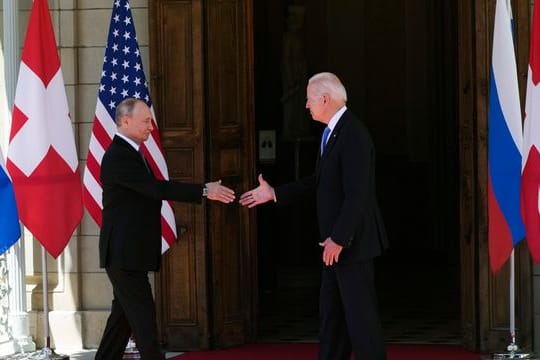 Der russische Präsident Wladimir Putin (l) und US-Präsident Joe Biden schütteln sich die Hände bei ihrem jüngsten Treffen in der 'Villa la Grange' in Genf.