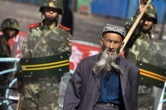 Ein Angehöriger der uigurischen Minderheit in Ürümqi in der Unruheregion Xinjiang in Nordwestchina.