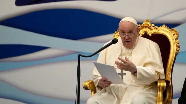 Papst Franziskus spricht zu Jugendlichen während seines Besuchs der St.