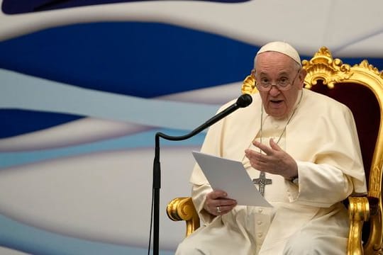 Papst Franziskus spricht zu Jugendlichen während seines Besuchs der St.