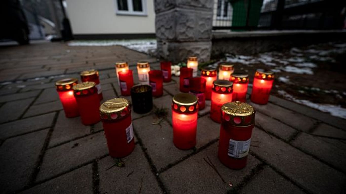 Kerzen vor dem Einfamilienhaus in Königs Wusterhausen, in dem die Toten gefunden wurden.