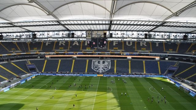 Eintracht Frankfurt darf seine letzten beiden Heimspiele in diesem Jahr vor jeweils 15. Eintracht Frankfurt darf seine letzten beiden Heimspiele in diesem Jahr vor jeweils 15.