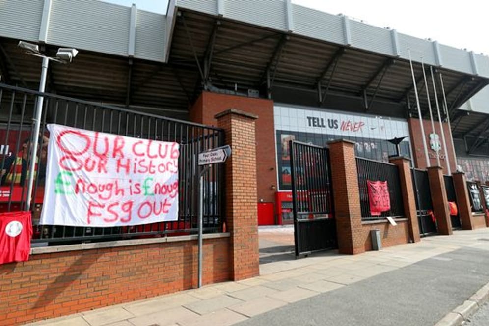 Mit Transparenten am Stadion an der Anfield Road protestierten Fans gegen die Teilnahme des FC Liverpool an der Super League.