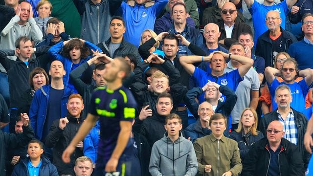 Wegen der Erfolglosigkeit des FC Everton ist die Stimmug der Fans auf einem Tiefpunkt. Wegen der Erfolglosigkeit des FC Everton ist die Stimmug der Fans auf einem Tiefpunkt.