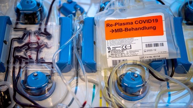 Die WHO rät von der Behandlung von Covid-Patienten mit Genesenen-Plasma ab.