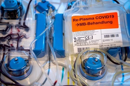 Die WHO rät von der Behandlung von Covid-Patienten mit Genesenen-Plasma ab.