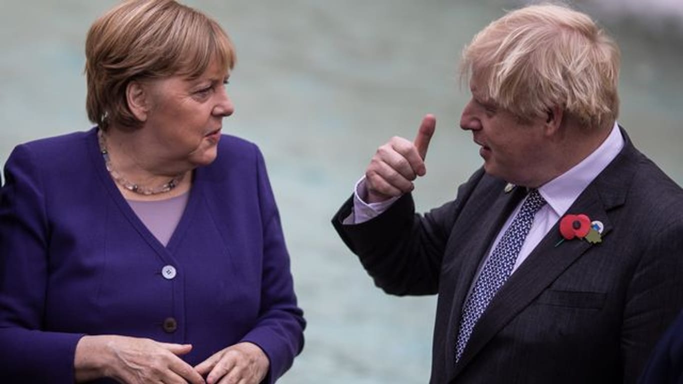 Boris Johnson (r) hat Angela Merkel in einem Gastbeitrag für "Bild" gewürdigt.