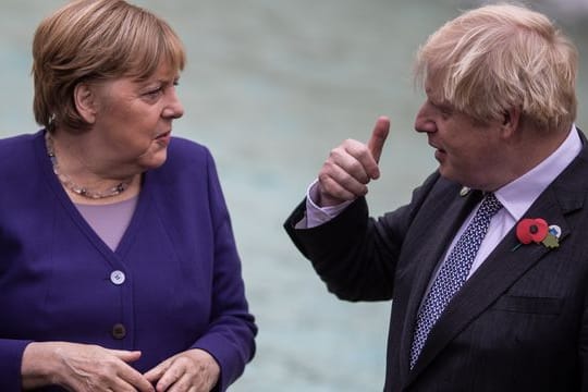 Boris Johnson (r) hat Angela Merkel in einem Gastbeitrag für "Bild" gewürdigt.