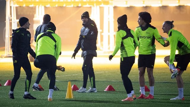 BVB-Trainer Marco Rose (M) leitet das Abschlusstraining zum Spiel gegen Besiktas Istanbul.