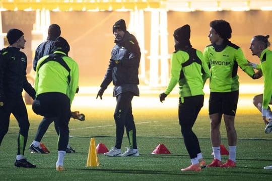 BVB-Trainer Marco Rose (M) leitet das Abschlusstraining zum Spiel gegen Besiktas Istanbul.