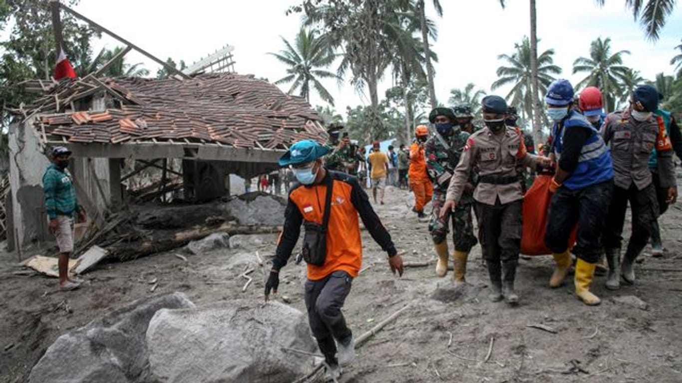 Die Zahl der Opfer des Vulkanausbruchs auf Java steigt weiter.