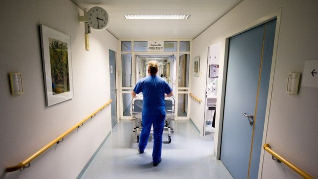 Der Bundestag berät heute über eine geplante Impfpflicht für Personal in Kliniken oder Pflegeheimen. Der Bundestag berät heute über eine geplante Impfpflicht für Personal in Kliniken oder Pflegeheimen.