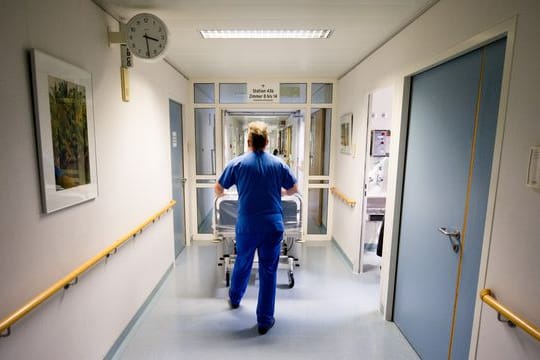 Der Bundestag berät heute über eine geplante Impfpflicht für Personal in Kliniken oder Pflegeheimen.