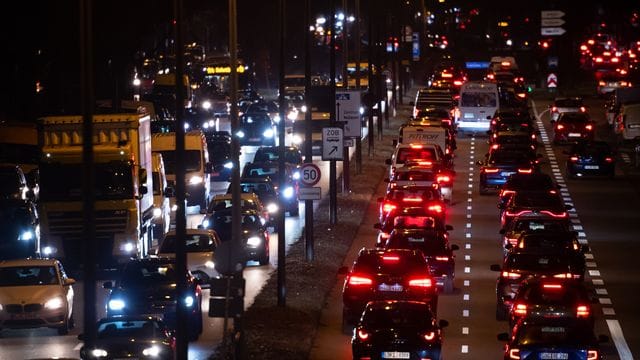 Berufsverkehr auf dem Mittleren Ring in München.