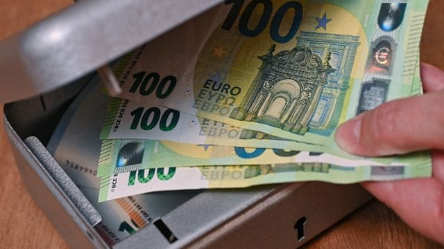 Angesichts der Corona-Krise wollen zahlreiche Kommunen laut einer Umfrage stärker sparen und sich zusätzliche Einnahmequellen sichern.
