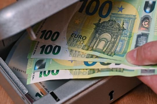 Angesichts der Corona-Krise wollen zahlreiche Kommunen laut einer Umfrage stärker sparen und sich zusätzliche Einnahmequellen sichern.