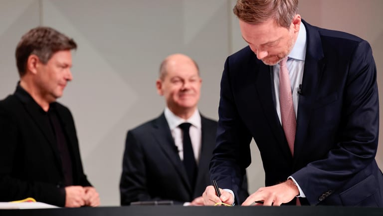Robert Habeck, Olaf Scholz und Christian Lindner: Sie haben den Koalitionsvertrag zwischen Grünen, SPD und FDP unterzeichnet.