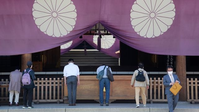 Inmitten der wachsenden Spannungen mit China sind rund 100 japanische Parlamentsabgeordnete zum Yasukuni-Schrein für Japans Kriegstote gepilgert, in dem auch verurteilte Kriegsverbrecher geehrt werden.