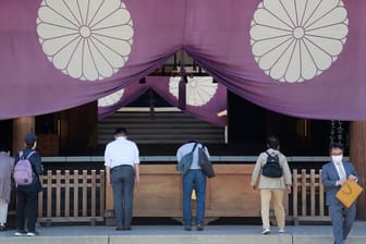 Inmitten der wachsenden Spannungen mit China sind rund 100 japanische Parlamentsabgeordnete zum Yasukuni-Schrein für Japans Kriegstote gepilgert, in dem auch verurteilte Kriegsverbrecher geehrt werden.