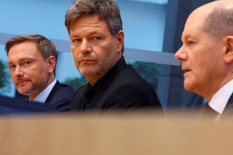 Christian Lindner (l., FDP), Robert Habeck (Grüne) und Olaf Scholz (SPD): "Es wäre inakzeptabel, wenn da eine Bedrohung für die Ukraine entstünde."
