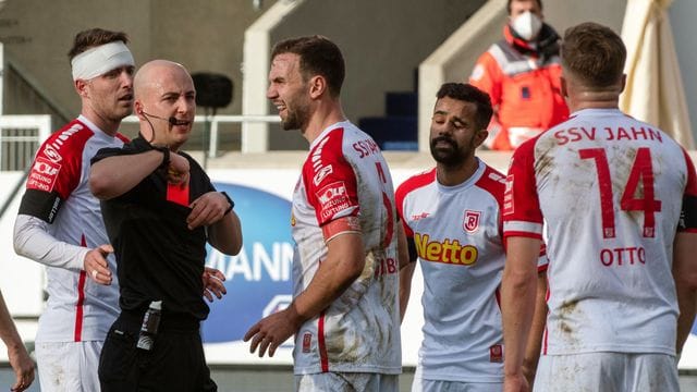 David Otto (r) sah in Heidenheim die Rote Karte.